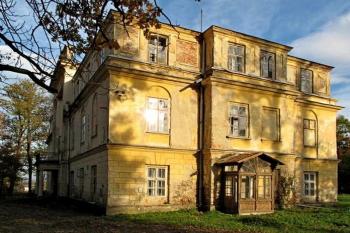 západní průčelí zámku (© Jan P. Štěpánek 10/2013)