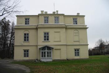 vedlejší vstup do zámku na záp.straně, s přistavěnou verandou (© D Dohňanský, 04/2016)