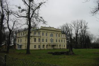 jižní "parkové" průčelí zámku (© D Dohňanský, 04/2016)