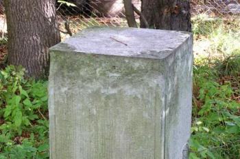 Již jen podstavce zbyly po cenných sochách v parku kolem zámku ( © Jan P. Štěpánek 09/2007)