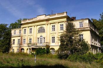 Jižní průšelí zámku od jihovýchodu ( © Jan P. Štěpánek 09/2007)