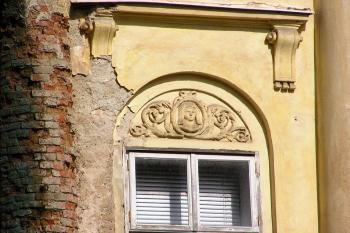 Detail zdobných šambrán oken ( © Jan P. Štěpánek 09/2007)