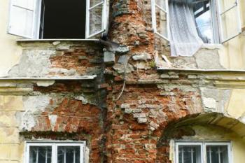 jeden z pilastrů zahradního průčelí, rozmoklý vlivem působení  tekoucí vody z okapů ( © Jan P. Štěpánek 07/2008)