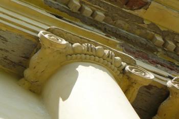 detail korintské hlavice sloupu nesoucího korunní římsu ( © Jan P. Štěpánek 07/2008)