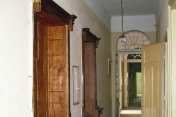 již pouze torza zbyly z okrasných zabudovaných vestavěných skříní v chodbě patra zámku ( © Jan P. Štěpánek 07/2008)