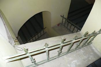 světlíková šachta doplněná okrasným litinovým zábradlím prosvětluje celé schodiště až do přízemí ( © Jan P. Štěpánek 07/2008)