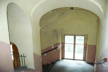 schodiště mezi 2. a 1. patrem zámku ( © Jan P. Štěpánek 07/2008)