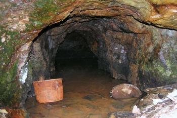 šachta pod hradem ( © Petr Turyna 07/2005)