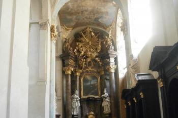 Oltář v pravé boční lodi (© Johannes Cladis, 08/2014)