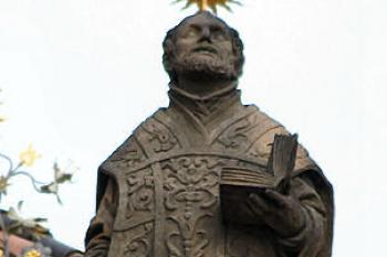 socha sv. Ignáce z Loyoly na pravém křídle štítu hlavního průčelí ( © Pavel Zany Komárek 31.3. 2006)