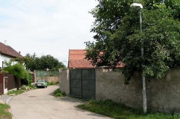 Ulice Smírná obkružuje bývalé tvrziště od západu ( © Petr Turyna 08/2005)