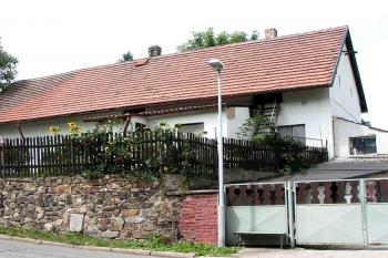 Vyvýšený jihovýchodní roh tvrziště, dům čp. 18 ( © Petr Turyna 08/2005)