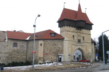 Městské opevnění s Žateckou bránou ( © Pavel Vítek 03/2006)
