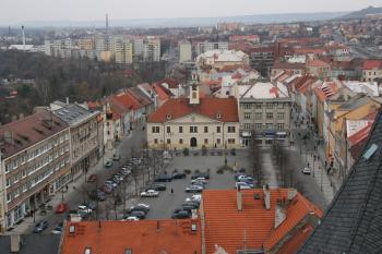 Pohled na hlavní lounské náměstí z věže kostela sv. Mikuláše ( © Iva Spurná 21.2.2008)