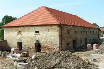 severovýchodní nároží sýpky ( © Petr Turyna 07/2005)