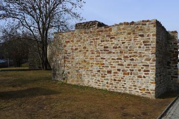jihovýchodní nároží s věží (© Karel Husák, 03/2012)
