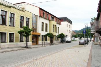 Zaniklý pás východní hradby procházel ulicí Na příkopě ( © Petr Turyna 07/2005)
