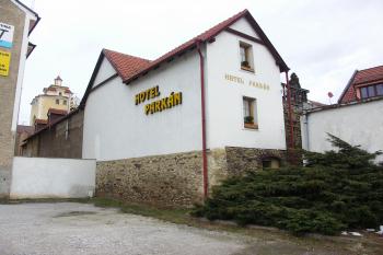 západní hradba se zbytkem hranolové věže (© Karel Husák, 02/2010)