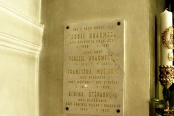 Náhrobek nuselského starosty Josefa Kráčmery (© doxa , 12/2013)