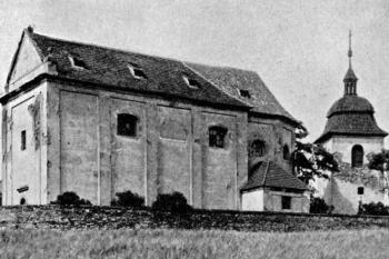 kostel od jihozápadu na počátku 20. století (© Antonín Podlaha: Soupis památek historických a uměleckých v Království Českém, sv. 28 Politický okres Vinohradský, Archaelogická komise při České akademii císaře Františka Josefa pro vědy, slovesnost a umění, Praha 1908)