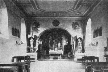 pohled do presbytáře na počátku 20. století (© Antonín Podlaha: Posvátná místa království Českého; Díl 1. Vikariáty: Českobrodský, Černokostelecký, Mnichovický a Prosecký, Dědictví sv. Jana Nepomuckého, Praha 1907)