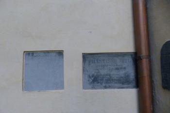 Náhrobní desky na vnější stěně (© Johannes Cladis, 05/2014)