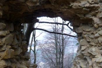 Obřany - výhled hradním oknem (© Karel Světlík, 12/2012)