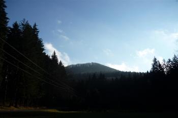 Obřany - pohled na hradní vršek se skaliskem, směr Tesák, Vsetín (© Karel Světlík, 12/2012)