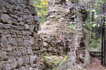 Vnitřní líc torza severní obvodové hradby ( © Jan P. Štěpánek 10/2007)