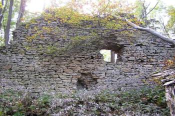 Vnější líc torza obvodové hradby západní části hradu ( © Jan P. Štěpánek 10/2007)