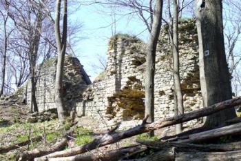Křídlo - zbytek hradby, ke kterému přiléhá pozůstatek bergfritu (© zdeněk komínek, 04/2010)