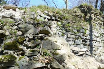 Křídlo - pozůstatek bergfritu s navazující hradbou (© zdeněk komínek, 04/2010)