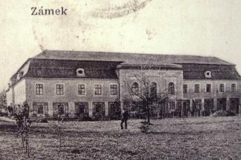 pohled na hlavní východní křídlo zámku, počátek 20. století ( © NPÚ Ostrava)