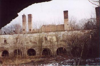 pohled přes nádvoří na vnitřní frontu východního křídla ( © Jan P. Štěpánek 2002)