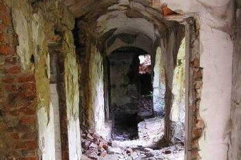 otevřená arkádová chodba v přízemí doposud stojícího severního křídla ( © Jan P. Štěpánek 09/2005)
