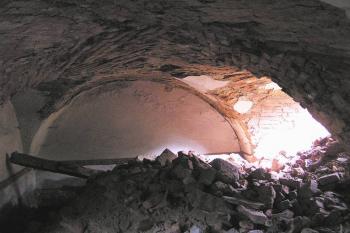 jedna ze zavalených přízemních místností východního křídla ( © Jan P. Štěpánek 09/2005)