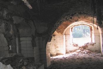 poničená místnost v přízemí východního křídla s oknem v bývalém rizalitu ( © Jan P. Štěpánek 09/2005)