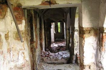 pohled od severu do dochovaného kousku arkádové chodby v přízemí východního křídla ( © Jan P. Štěpánek 09/2005)