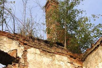 pohled ze sutě v přízemí na patro a komín v jihovýchodní části zámku ( © Jan P. Štěpánek 09/2005)