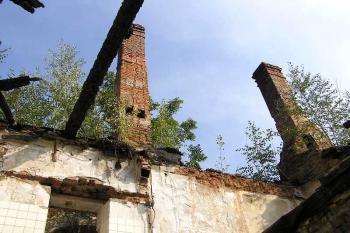 do míst původního podkroví dnes trčí jen vratké komíny ( © Jan P. Štěpánek 09/2005)