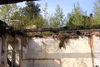 dodmes lze na zámku nalézt viditelné pozůstatky po požáru ( © Jan P. Štěpánek 09/2005)