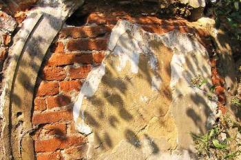 druhotně zazděný otvor do interiéru pozůstatku renesanční fáze zámku ( © Jan P. Štěpánek 09/2005)