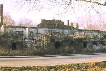 panorama východního křídla po jeho částečné demolici těžkou technikou ( © Jan P. Štěpánek 2003)
