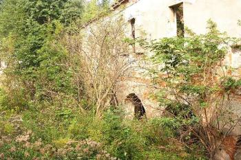 panorama severního a části západního křídla ze sutin východního křídla ( © Jan P. Štěpánek 09/2005)