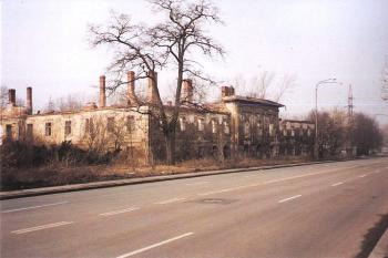 pohled z průtahu Frýdecké ulice na zámek těsně před demolicí hlavní východní fasády ( © Jan P. Štěpánek 2002)