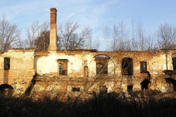 pohled z průjezdu v jižním křídle přes nádvoří na severní křídlo ( © Jan P. Štěpánek 12/2007)