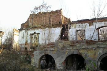 destruované východní křídlo z nádvorní strany ( © Jan P. Štěpánek 12/2007)