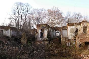 Pohled od východu na nejstarší západní křídlo zámku ( © Jan P. Štěpánek 12/2007)