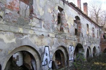 nádvorní fasáda nejzachovalejšího jižního křídla s průjezdem ( © Jan P. Štěpánek 12/2007)