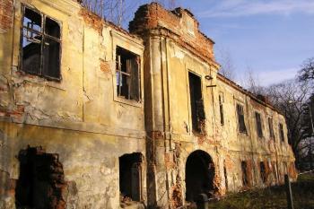 Jižní, nejzachovalejší fronta zámku s průjezdem do nádvoří ( © Jan P. Štěpánek 12/2007)